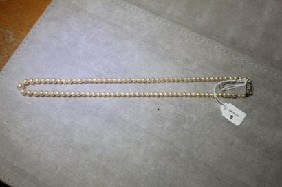 Collier de quatre-vingt-treize perles de...