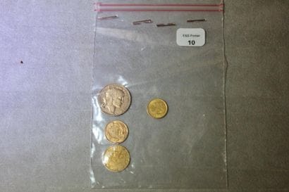 Lot de quatre pièces en or: une de vingt...