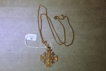 Chaîne tour de cou supportant une croix de...