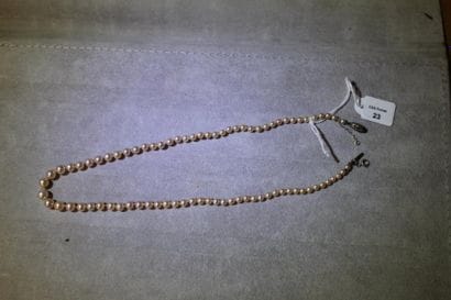 Collier de soixante-dix-neuf perles de culture...