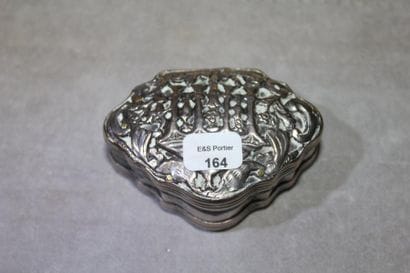 Boîte de forme ovale et polylobée en argent...