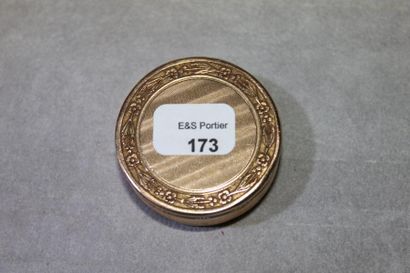 Petite boîte ronde en or jaune guilloché...