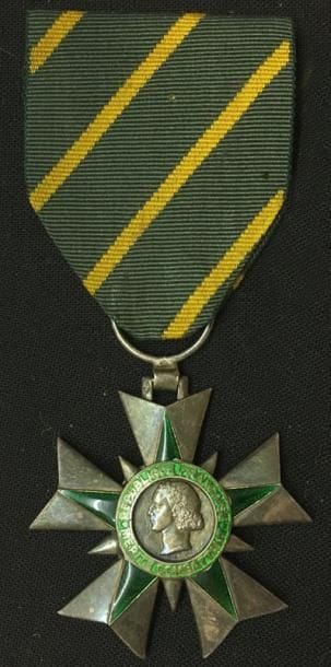 Ordre du Mérite combattant, étoile de chevalier...