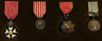 * Groupe de décorations du capitaine Lefèvre,...