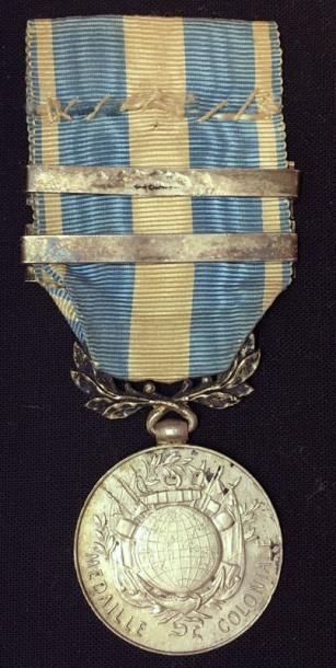 Médaille coloniale du modèle à l'épaule haute...