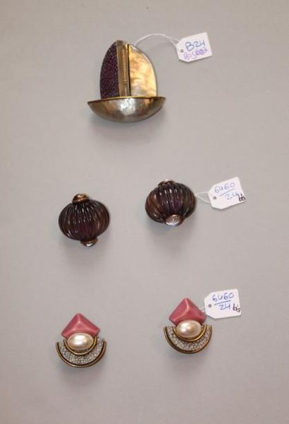 Deux paires de boucles d'oreilles: pierres...