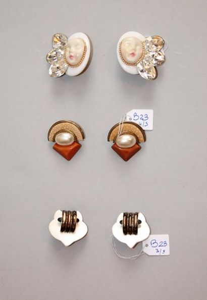 Un lot de trois paires de boucles d'oreilles:...