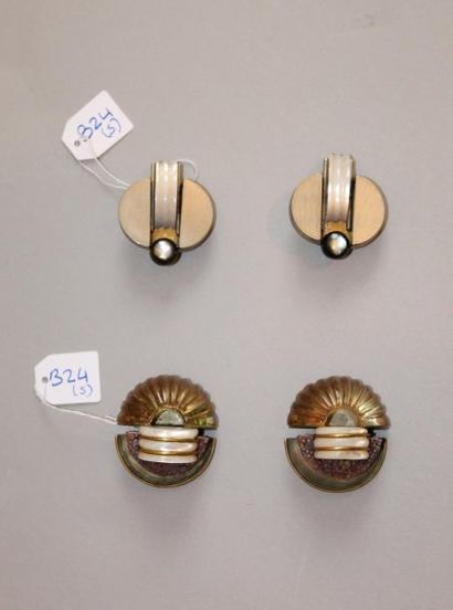 Deux paires de boucles d'oreilles: pierres...