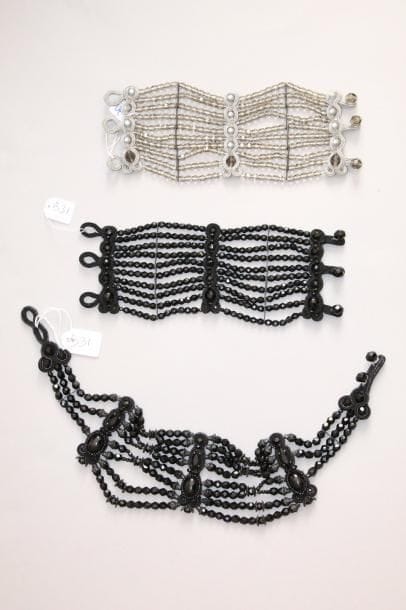 Maison FABRICE
Un lot comprenant: un collier...