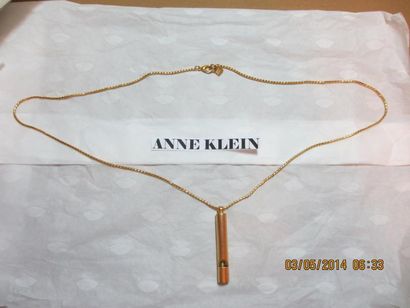 ANNE KLEIN
Longue chaîne en métal doré ornée...