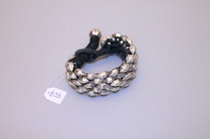 Un bracelet perles d'argent monté sur fils...