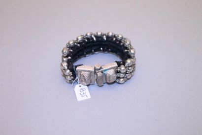 Un bracelet en perles d'argent monté sur...