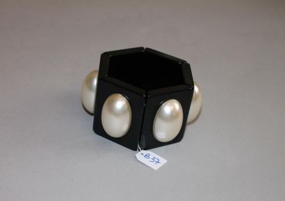 Un bracelet en galalithe noir orné de cabochons...