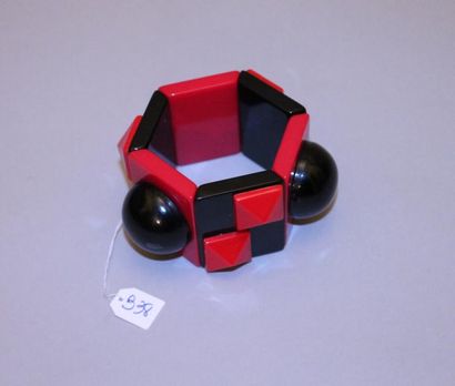 Un bracelet en galalithe rouge et noir Galerie...