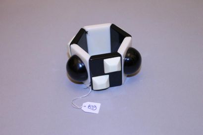 Un bracelet en galalithe noir et blanc Galerie...