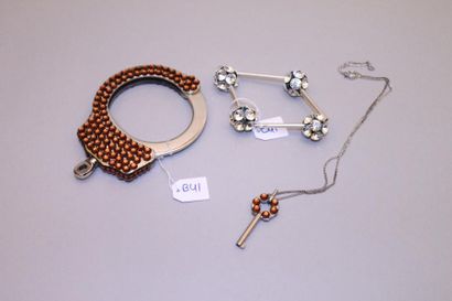 Irina VOLKONSKI
Un bracelet menotte avec...
