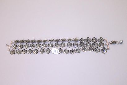 Un collier à trois rangs de fleurs en strass...