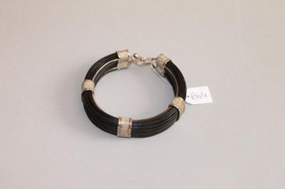 Un bracelet métal et cuir noir