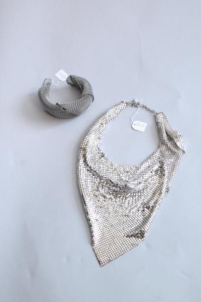 Un collier en drapé métal Un bracelet en...