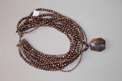 Helena CANTACUGENE
Un collier perles bronze...