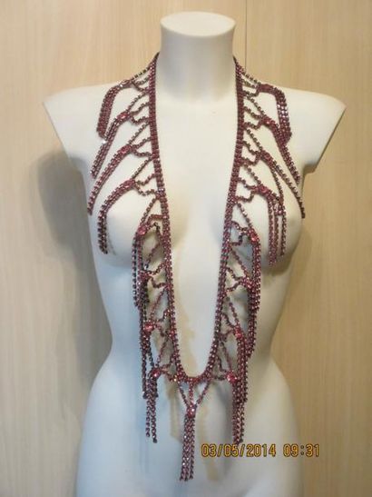 ANONYME
Long sautoir en strass rose à plusieurs...