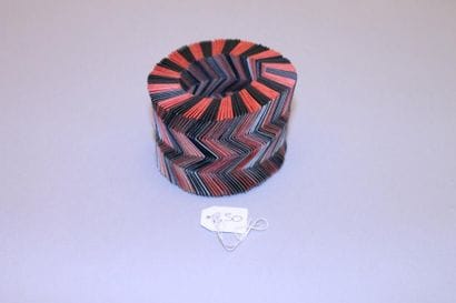NEL LINSSEN
Bracelet en papier plié monté...