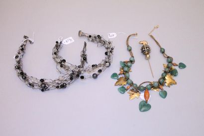 Paire de colliers tour de cou perles noires...