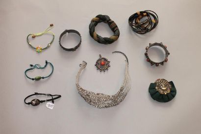 Un lot de deux bracelets métal et un pendentif...