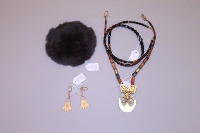 Un lot comprenant: un collier avec pendentif...