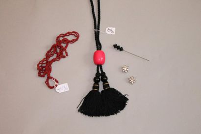 Un lot comprenant: Un collier perles rouges...