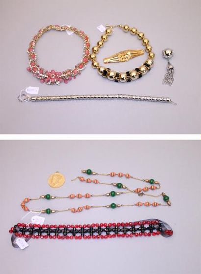 Un lot comprenant: cinq colliers perles de...