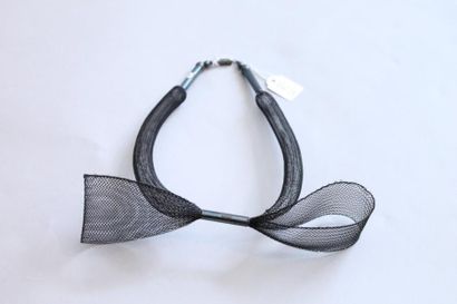 ASTUGUEVIEILLE (1979-1999)
Un collier en...