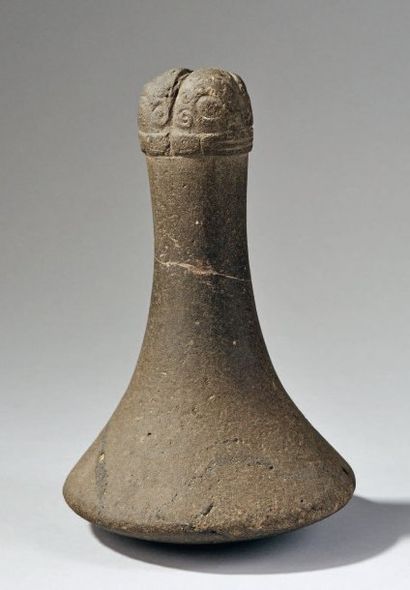 - PILON CÉRÉMONIEL SCULPTÉ EN PARTIE HAUTE...