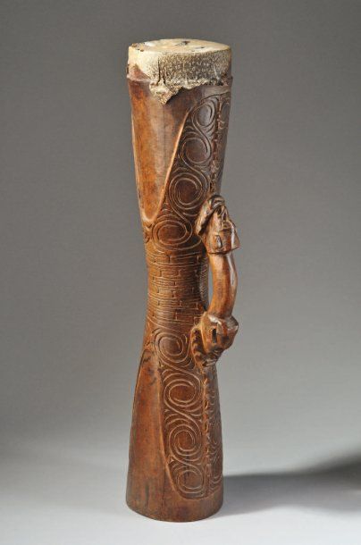 - TAMBOUR DE CÉRÉMONIE ANIMISTE sculpté d'un...