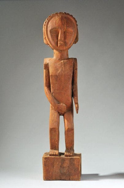 - STATUETTE DE JEUNE FEMME le torse bombée,...
