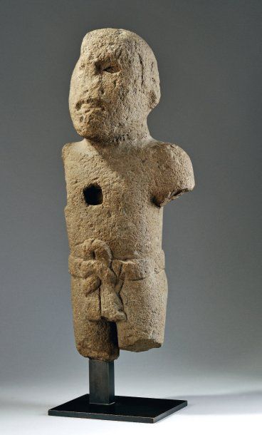 - STATUE REPRÉSENTANT UN JEUNE HOMME DEBOUT...