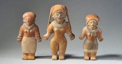 - ENSEMBLE DE TROIS STATUETTES ANTHROPOMORPHES...