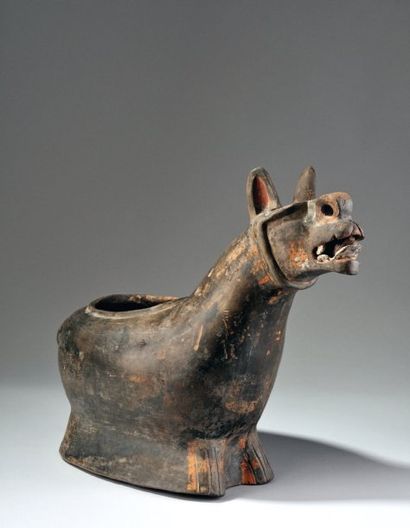 - VASE ZOOMORPHE en forme de lama hennissant...