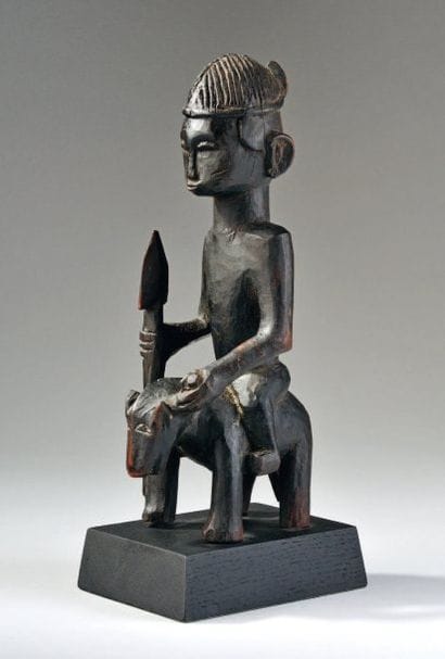 - FIGURE ÉQUESTRE PRÉSENTANT UN JEUNE CHASSEUR...