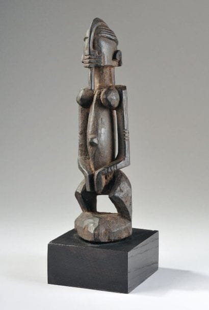 - STATUETTE REPRÉSENTANT UN NOMMO FONDATEUR...