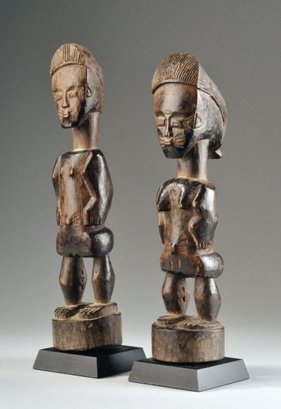 - PAIRE DE STATUETTES ANTHROPOMORPHES elles...