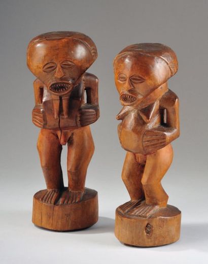 - PAIRE DE STATUETTES ANTHROPOMORPHES présentant...