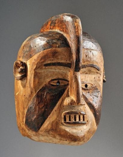 - RARE MASQUE DE DANSE PRÉSENTANT UN VISAGE...