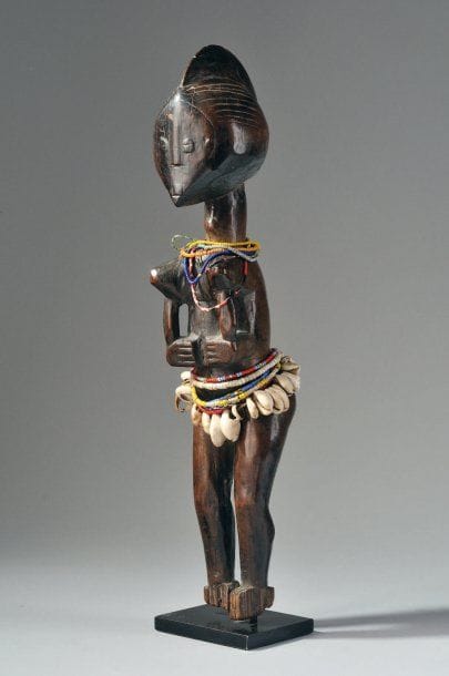 - SUPERBE STATUETTE PRÉSENTANT UNE JEUNE...