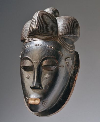 - SUPERBE MASQUE CIMIER BAOULÉ il présente...