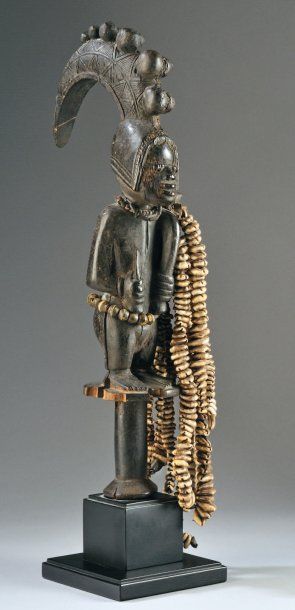 - SCEPTRE ESHU il présente sur un piedestal...