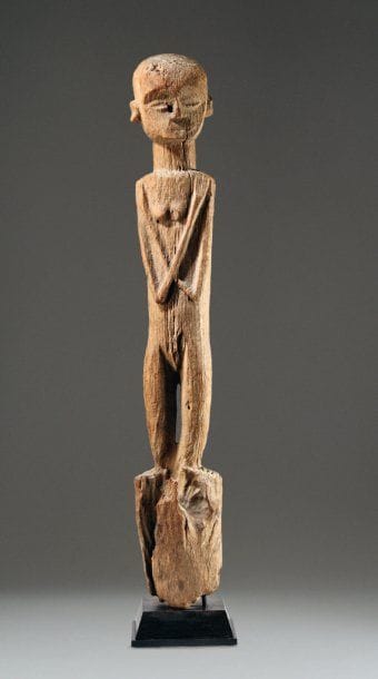 - POTEAU RITUEL marquant probablement une...