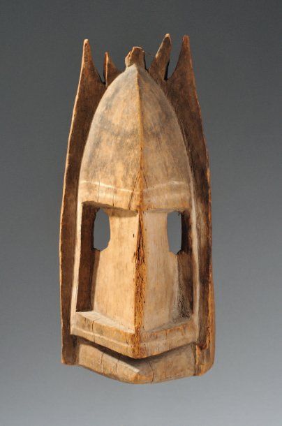 - MASQUE SANAGA il présente un visage aux...