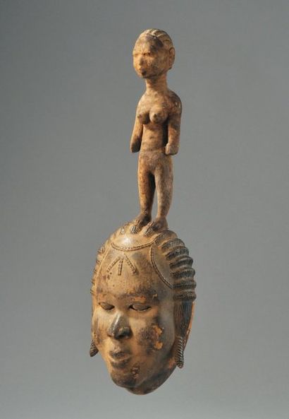 - MASQUE DE DANSE PRÉSENTANT UN BEAU VISAGE...
