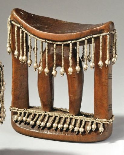 - APPUI-NUQUE DE FEMME enrichi de pendeloques...